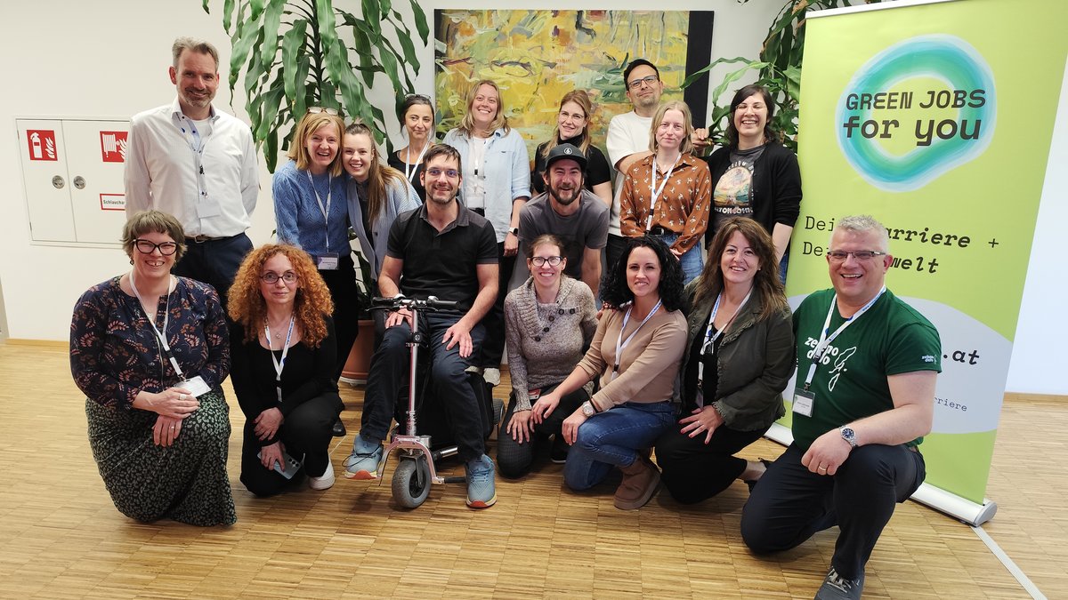 Gruppenfoto der Teilnehmenden des Study Visits mit einem Banner mit der Aufschrift 'Green Jobs for you' im Hintergrund